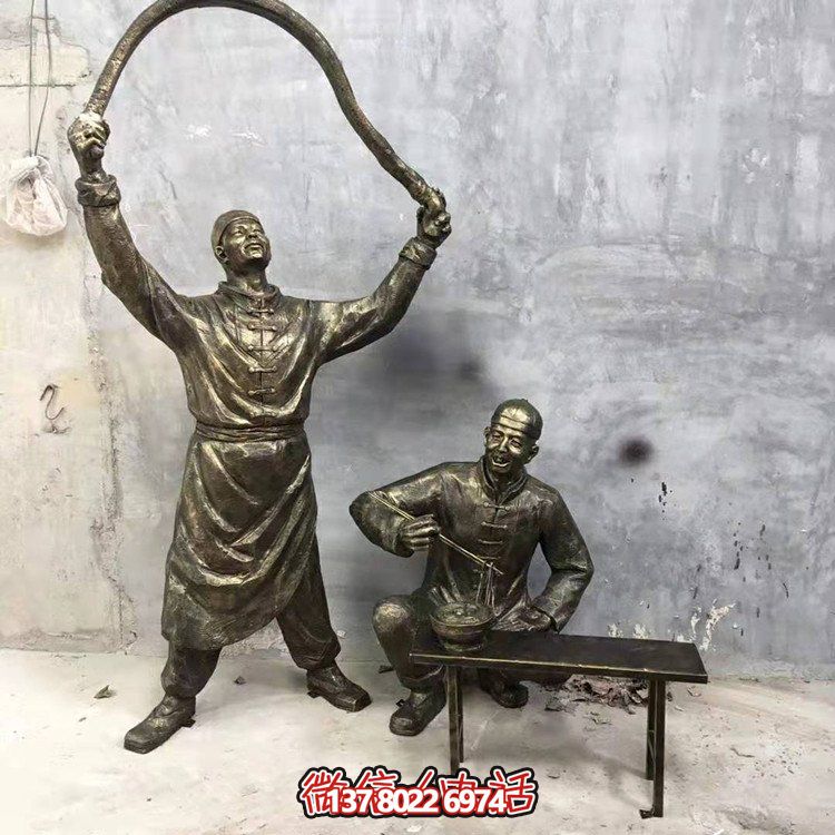 仿銅人物雕塑，裝點現(xiàn)代城市街道