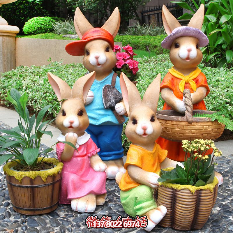 玻璃鋼彩繪兔子雕塑，為花園景區(qū)增添精彩