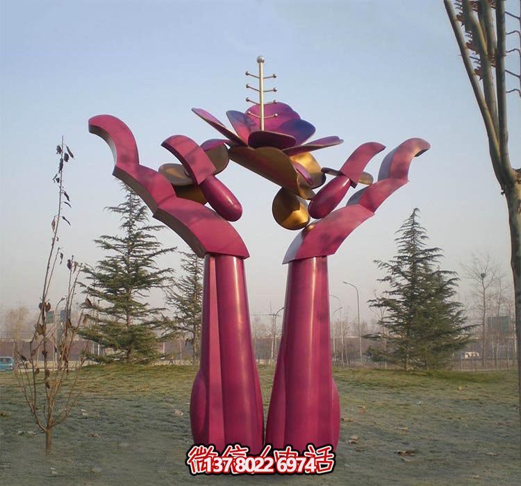 不銹鋼雕塑——用手捧花朵，點綴公園抽象美