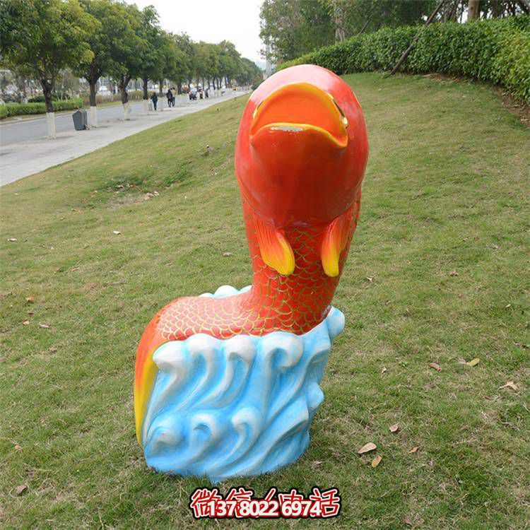 卡通玻璃鋼鯉魚雕塑，點綴游樂園園林