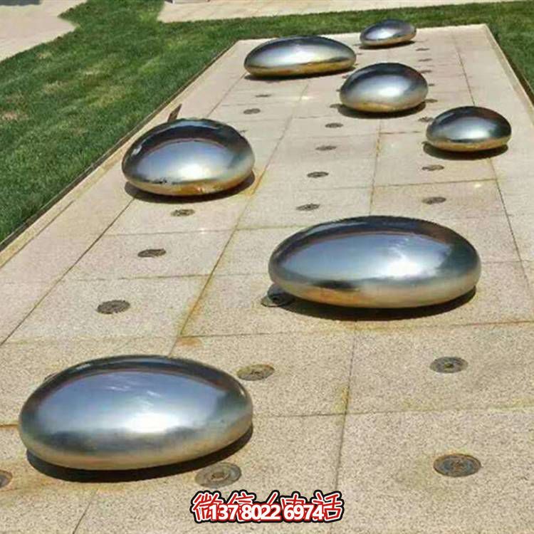 不銹鋼鏡面戶外噴泉水景擺件，以鵝卵石與雕塑裝飾