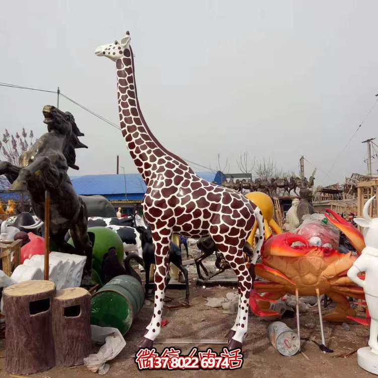 玻璃鋼長頸鹿雕塑，為戶外園林景觀增色