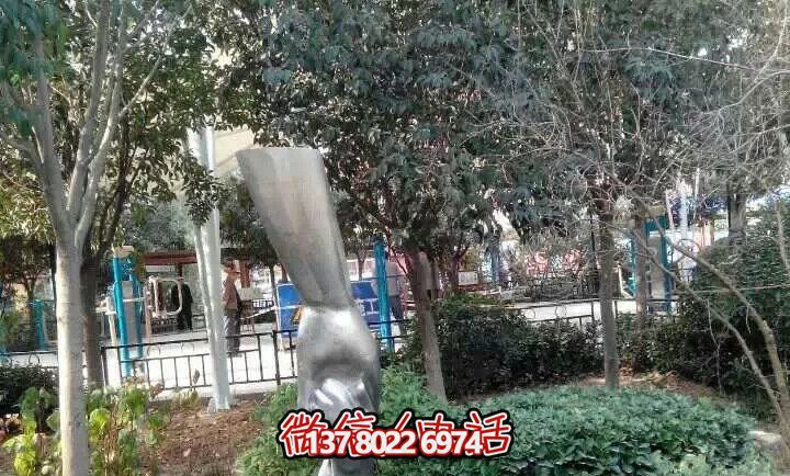 不銹鋼兒童雕塑——讓孩子們?cè)趯W(xué)校里拉大手，拋光小手