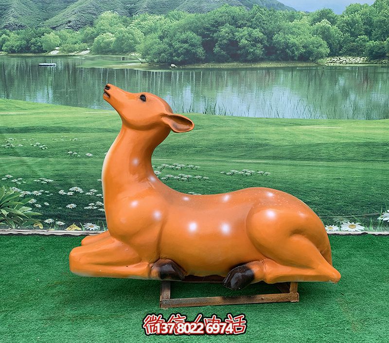 梅花鹿雕塑，繽紛草坪上添彩