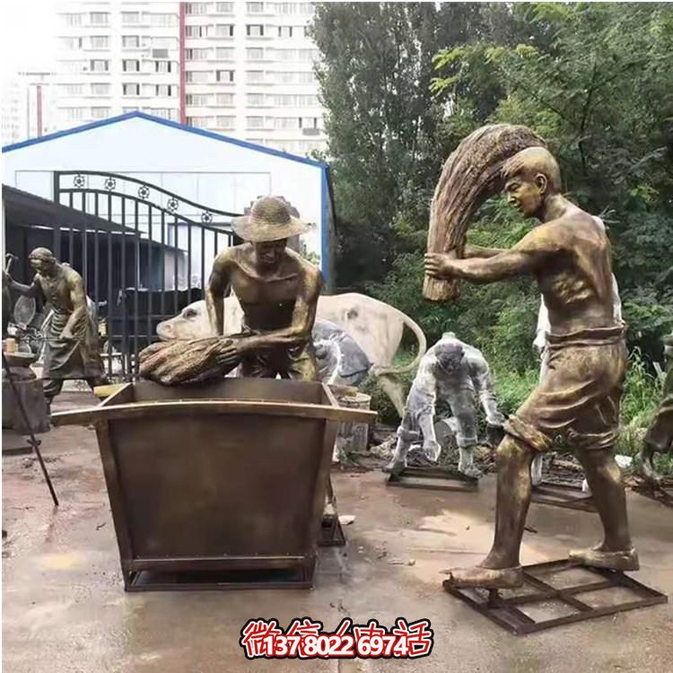 玻璃鋼仿銅農(nóng)耕人物雕塑，美化戶外景區(qū)