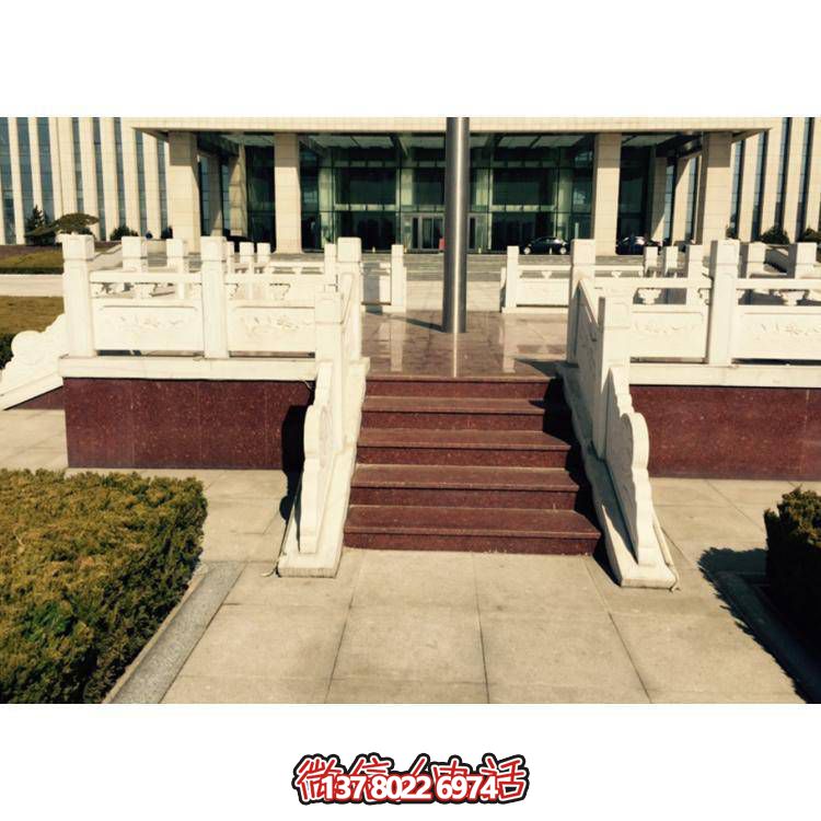 精美雕塑裝飾欄桿，增添學(xué)校廣場(chǎng)升旗臺(tái)象征意義