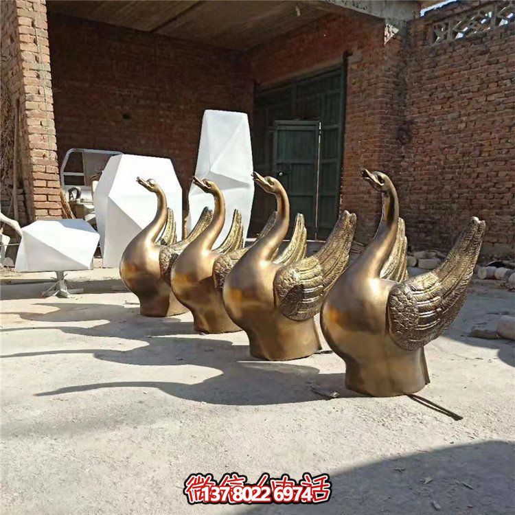 仿銅噴水雕塑，玻璃鋼景觀天鵝水池，為廣場園林?jǐn)[放