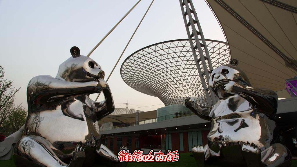 不銹鋼卡通熊貓雕塑，為動(dòng)物園擺放鏡面裝飾