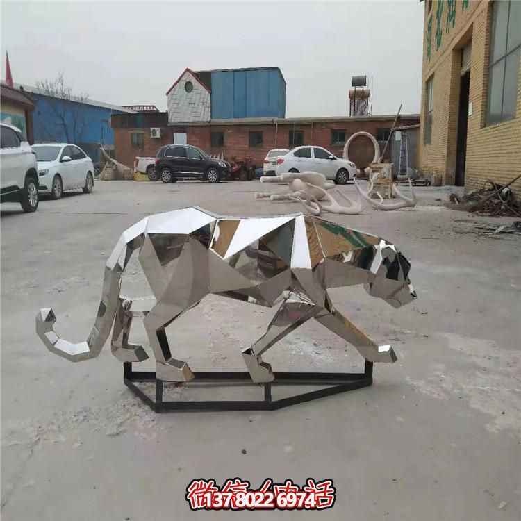 不銹鋼鏡面幾何獅子戶(hù)外園林裝飾品