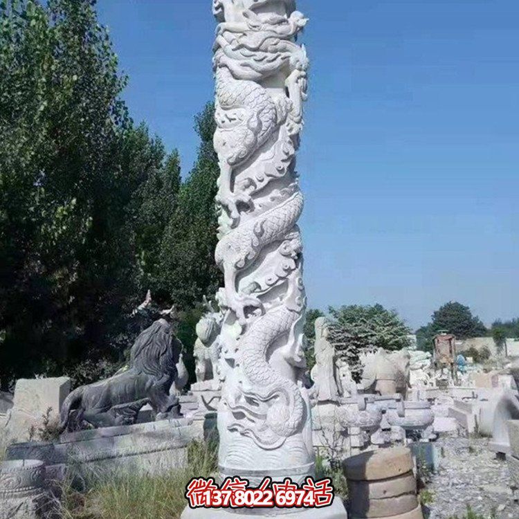 仿古石雕龍柱雕塑，為廣場增添古典魅力