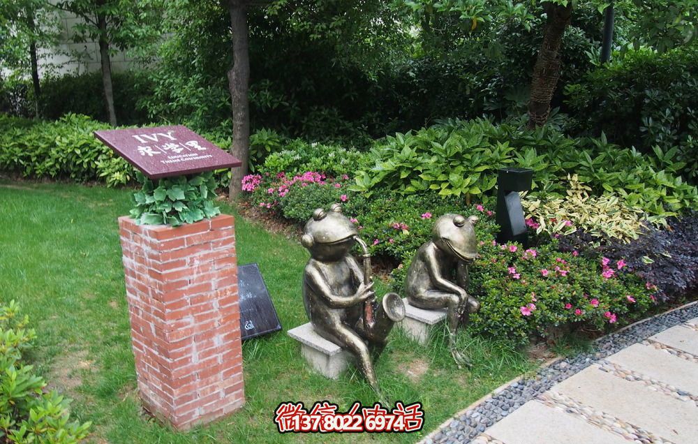 唯美青蛙雕塑，用不銹鋼增添公園景色