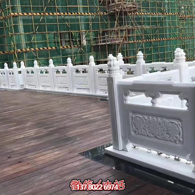 絢麗多彩的防護欄桿，為河道升旗臺打造夢幻般的園林雕塑