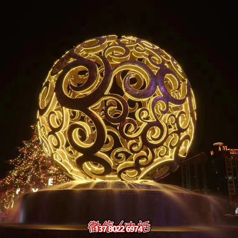 不銹鋼鏤空球雕塑，照亮夜晚的美麗噴泉