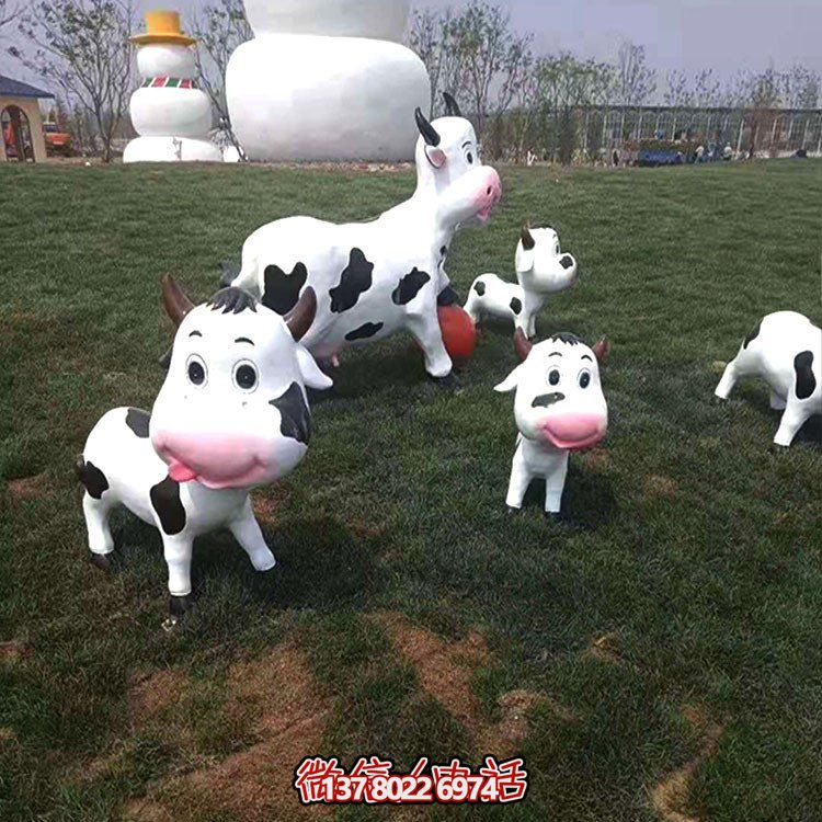 可愛小奶牛玻璃鋼雕塑，為戶外園林景觀增添獨(dú)特魅力