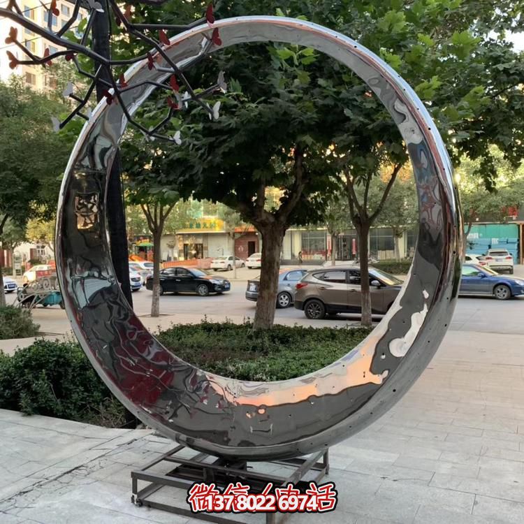 高級(jí)不銹鋼鏡面拋光圓環(huán)噴泉，為酒店會(huì)所戶外景觀雕塑增添絢麗色彩