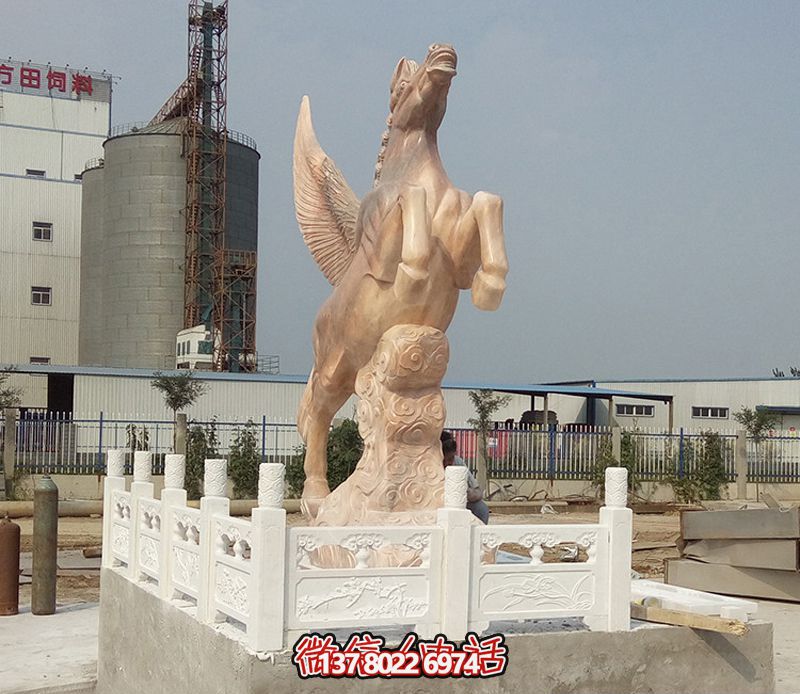 飛馬石雕創(chuàng)意雕塑，點綴廣場上的黃蠟石