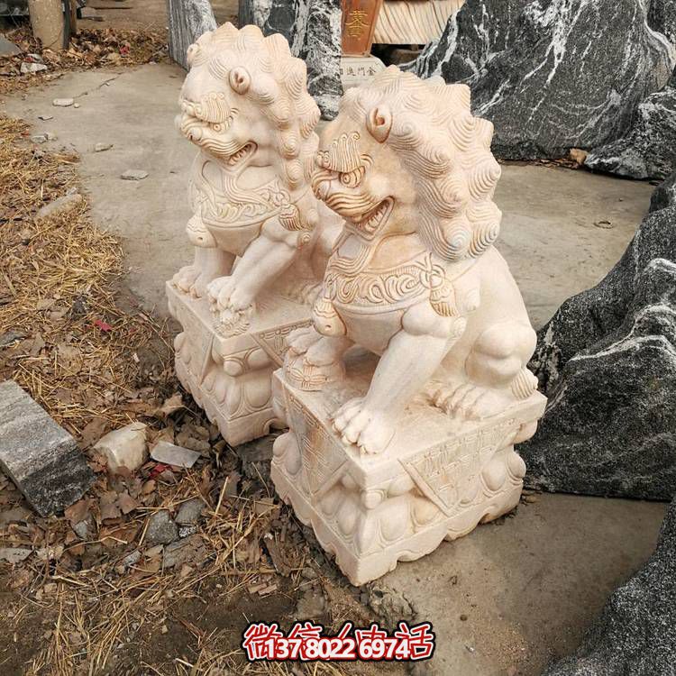 精美大理石雕刻石獅子，為酒店門口添彩晚霞紅