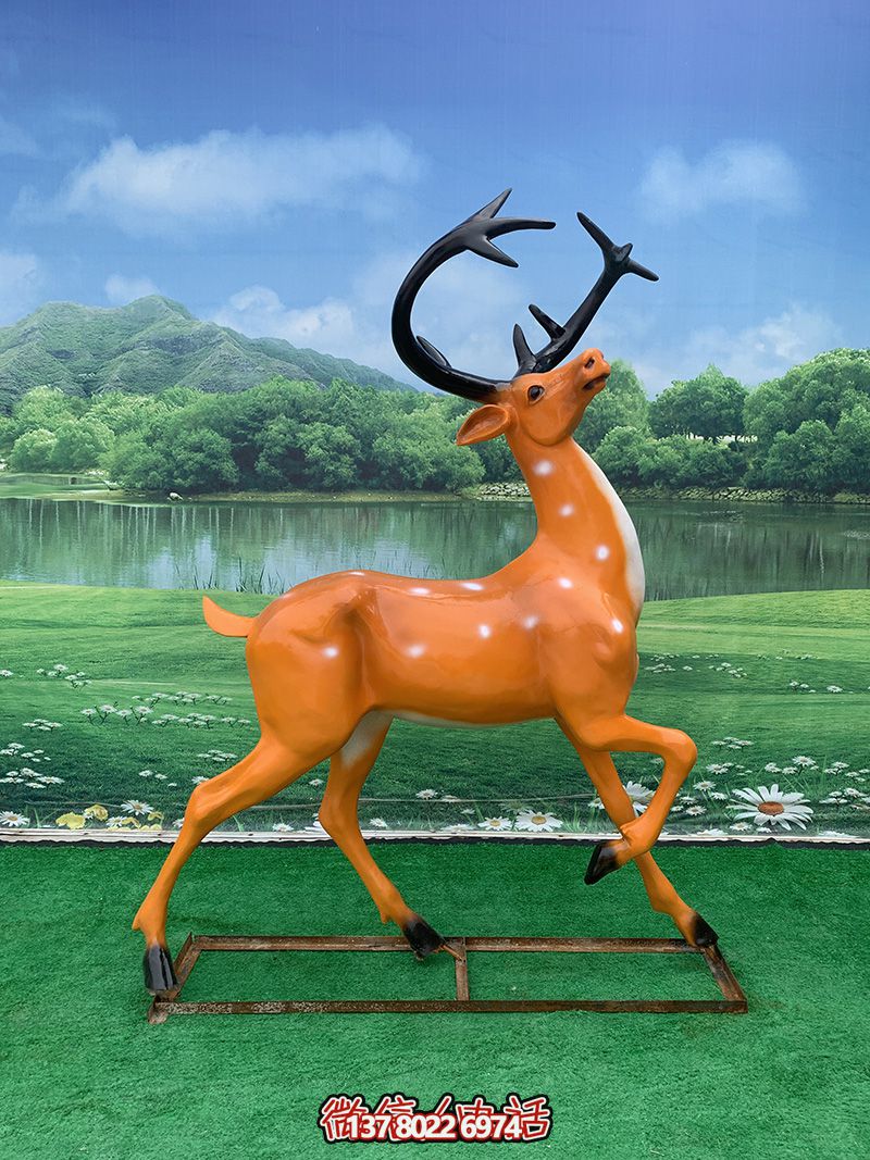 彩繪玻璃鋼雕塑梅花鹿——行走抬頭，點(diǎn)綴廣場(chǎng)街道