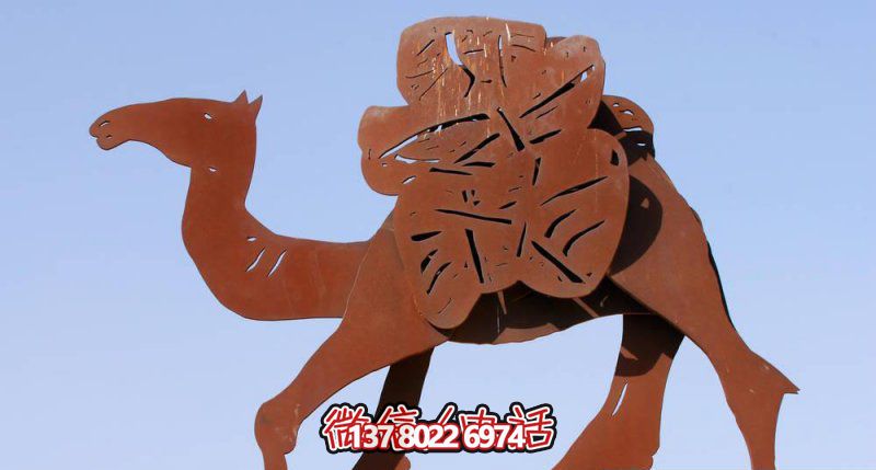 不銹鋼駱駝剪紙雕塑，點綴街道邊行走