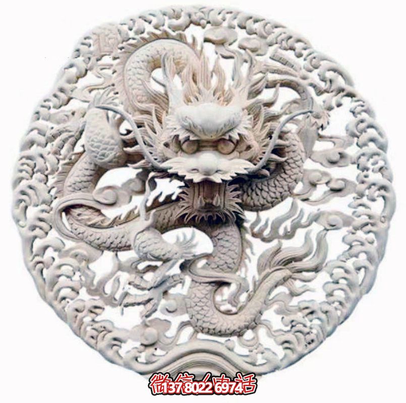 精美龍紋浮雕裝飾大門，點(diǎn)綴祠堂大門口