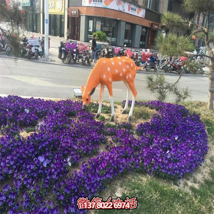 仿真鹿雕塑，在草叢中擺放，玻璃鋼打造