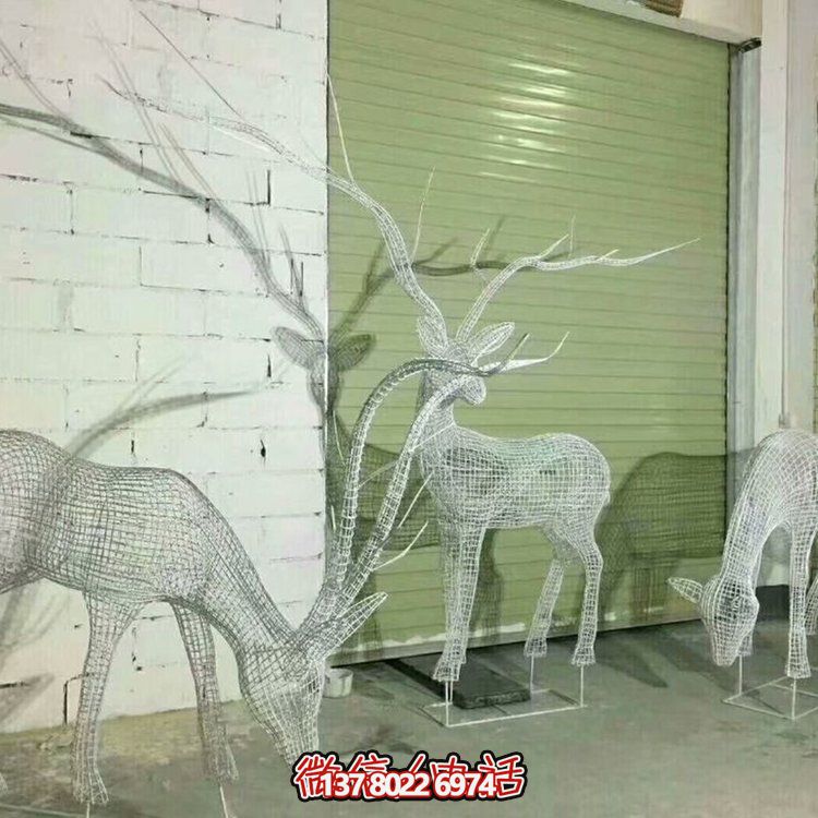 不銹鋼鏤空網(wǎng)格鹿燈光亮化擺件，為公園草坪上裝飾增添精彩
