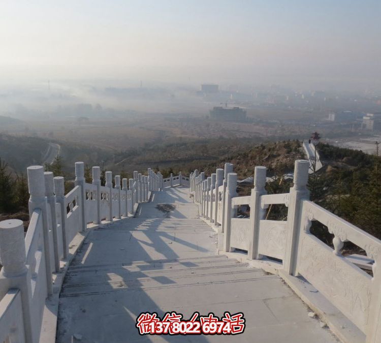 精致石雕護(hù)欄，漢白玉青石欄板點(diǎn)綴天然風(fēng)情