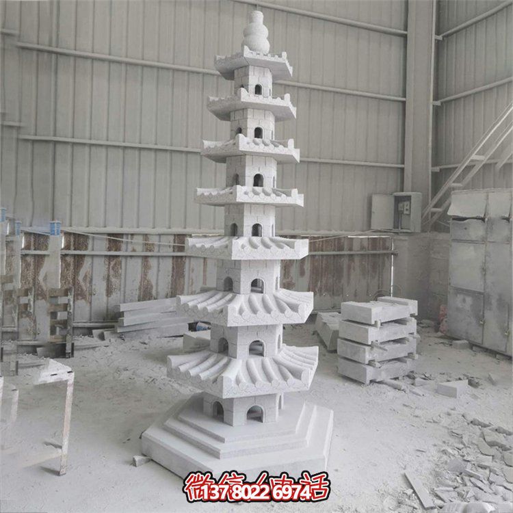 天然青石多層石佛塔，雕刻精美，為寺廟擺放