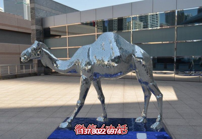 不銹鋼駱駝雕塑，為廣場添彩