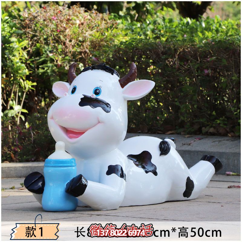 玻璃鋼牛雕塑，為幼兒園的幼兒們趴著喝奶更添樂趣