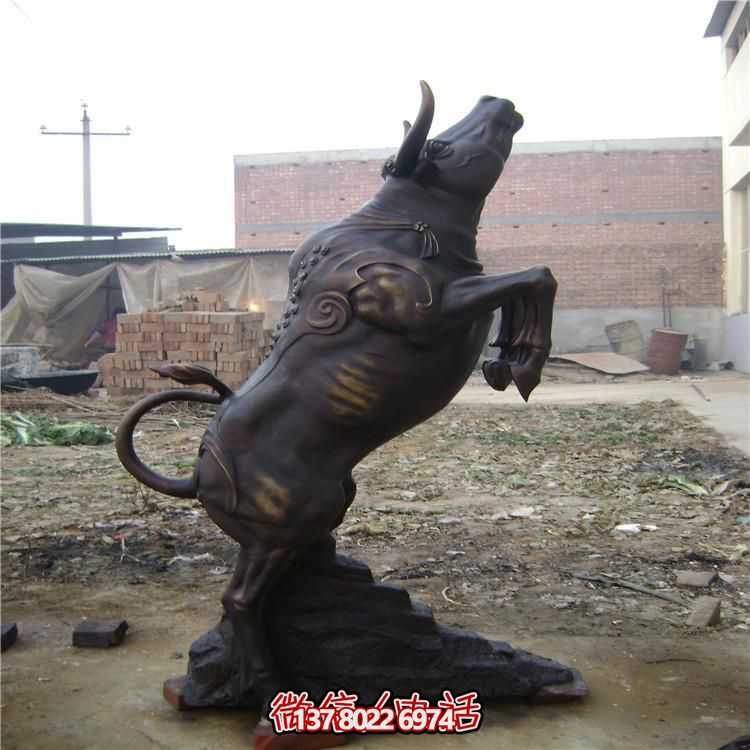 牛年奮進(jìn)雕塑，玻璃鋼仿銅戶外景區(qū)農(nóng)耕積極雕塑