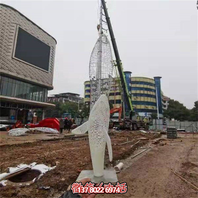 不銹鋼創(chuàng)意鏤空鯨魚雕塑，點綴園林景觀