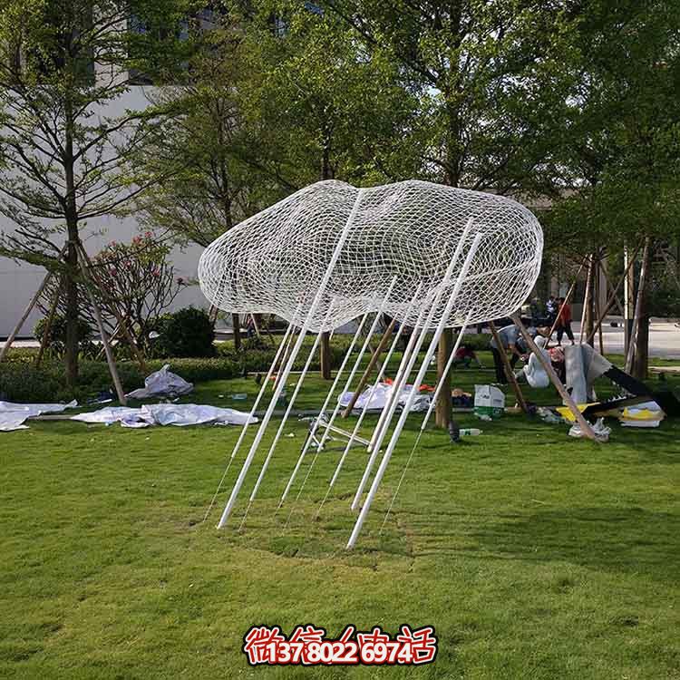 不銹鋼祥云雕塑，點(diǎn)綴美麗的戶外草坪