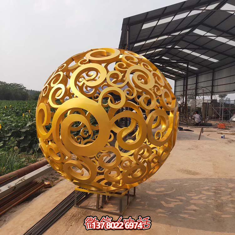 大型不銹鋼鏤空球雕塑，為園林景觀增添靈動之美