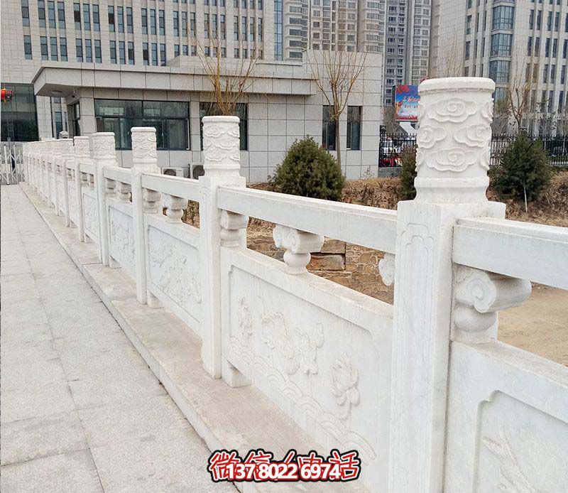 漢白玉鑲嵌欄桿扶手，點(diǎn)綴走廊裝飾，為城市花園添彩
