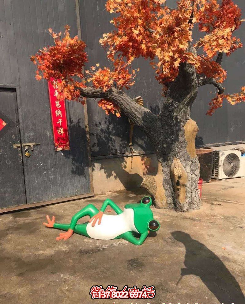 玻璃鋼雕塑躺臥青蛙，給公園增添美感