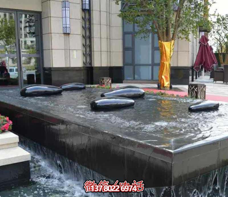 創(chuàng)意水中鵝卵石雕塑，為酒店池塘帶來(lái)抽象美感