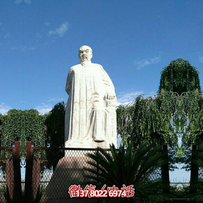 林則徐石雕塑，點(diǎn)綴校園廣場