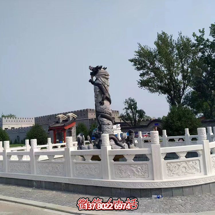 漢白玉石雕欄板，為景區(qū)水池提供防護(hù)及園林裝飾