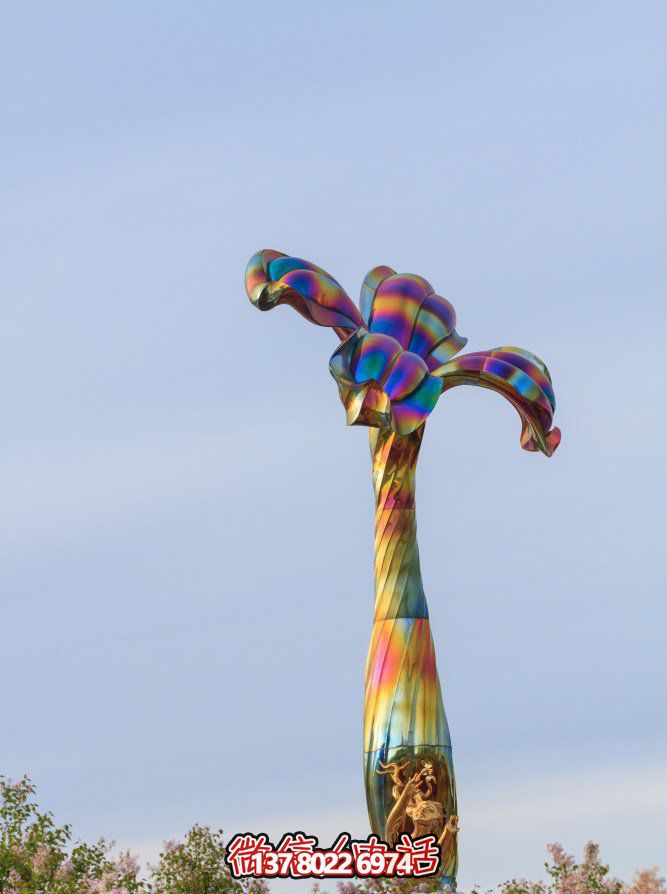 玻璃鋼藝術(shù)雕塑，點(diǎn)綴五彩花朵，為公園景觀帶來(lái)絢麗奪目的藝術(shù)氛圍