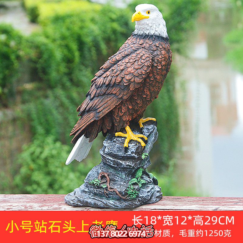 石頭藝術(shù)老鷹雕塑，點(diǎn)綴花園站