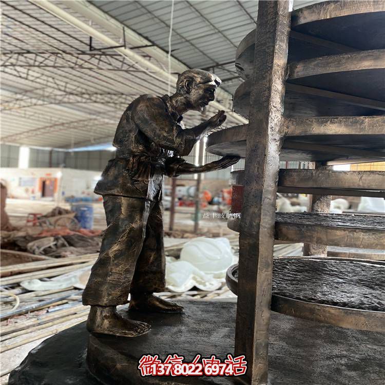 玻璃鋼仿銅人物擺件，點(diǎn)綴戶外園林景觀