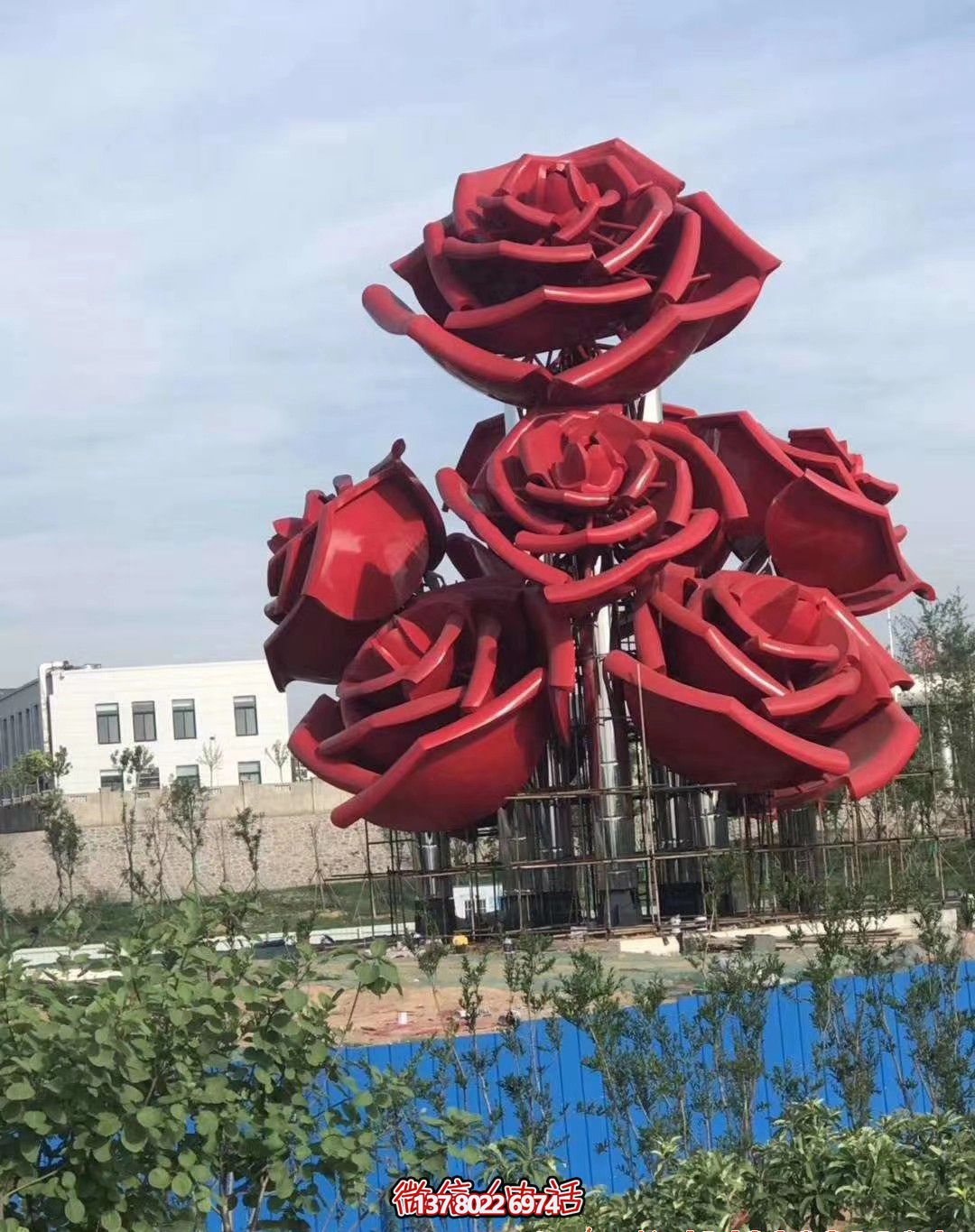 紅色玫瑰不銹鋼創(chuàng)意雕塑——美化廣場，增添驚喜