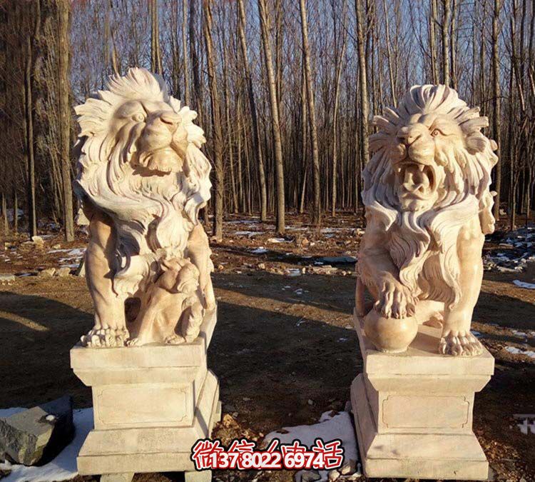 紅色獅子雕塑，欣賞絕美晚霞