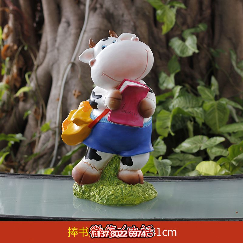 玻璃鋼雕塑牛，伴你一起看書(shū)，營(yíng)造完美草坪