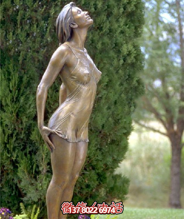 西方風格仿銅人物雕塑玻璃鋼擺放，為公園園林增添靈動之美