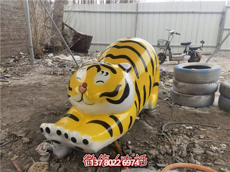 玻璃鋼彩繪抽象老虎雕塑，為幼兒園裝飾而生
