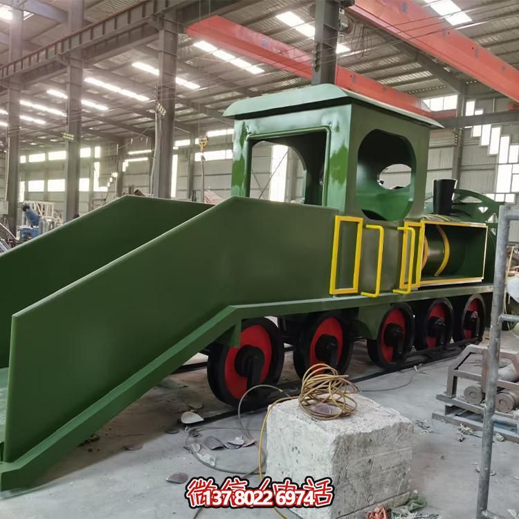 精致不銹鋼車頭雕塑，給游樂園增添時尚色彩