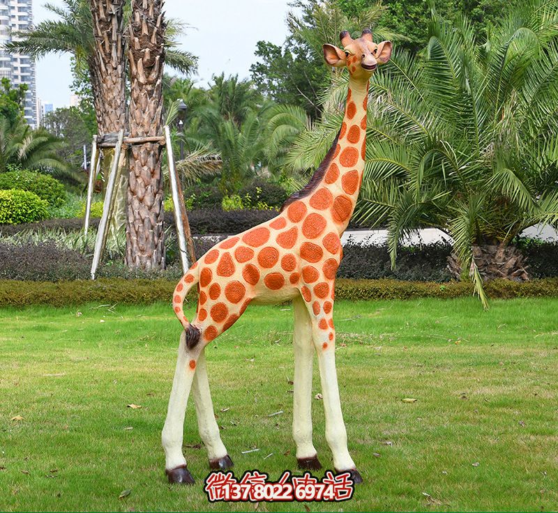 藝術(shù)化玻璃鋼仿真大型長頸鹿雕塑，點(diǎn)綴綠色草坪，讓公園更加美觀