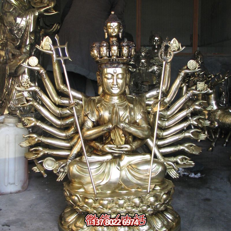 鎏金菩薩雕塑，供奉觀音祈福